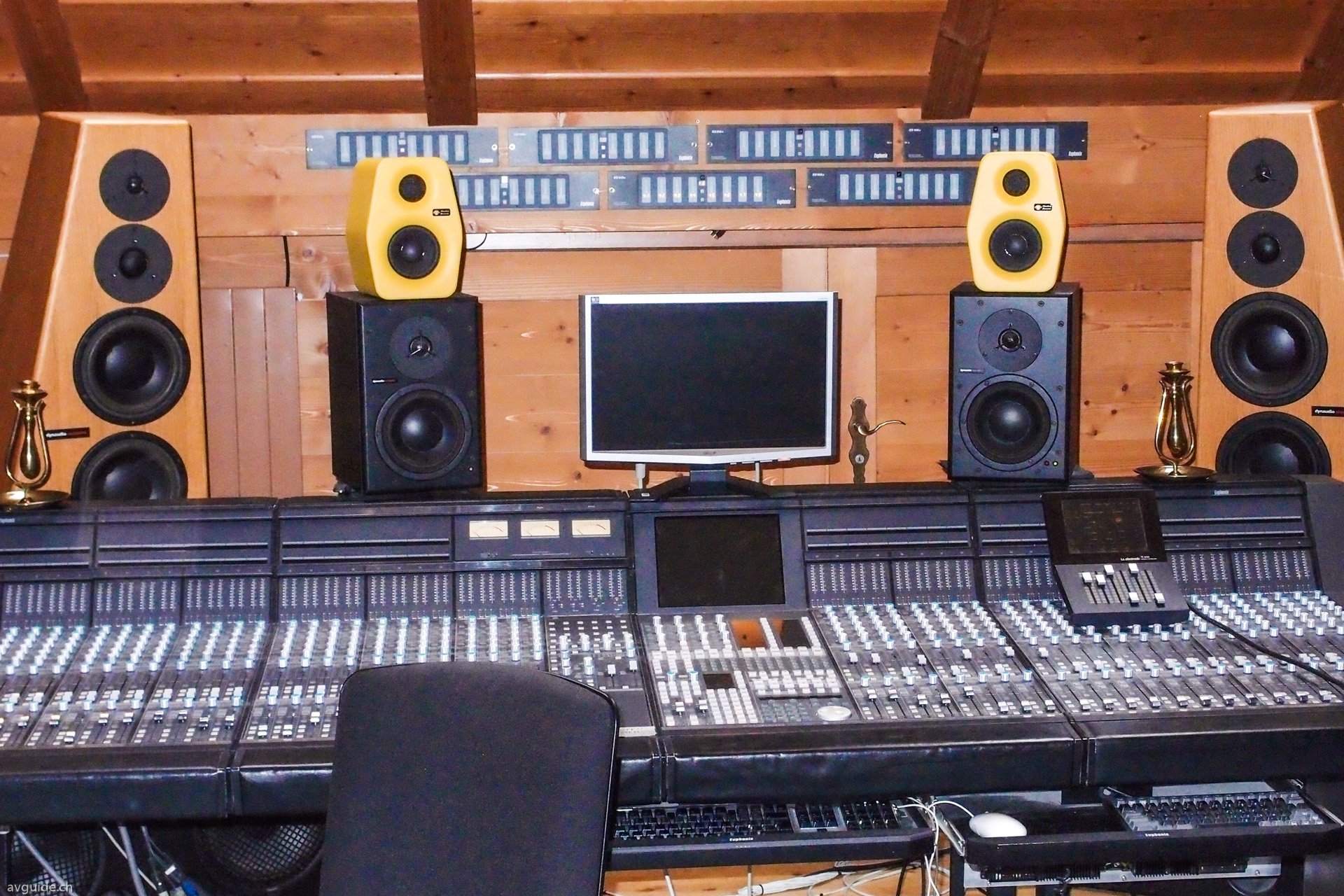 Im oberen Stockwerk findet sich das Balik Tonstudio! In der Ruhe und Abgeschiedenheit des Toggenburgs lässt sich entspannt Musik produzieren, was bekannte Schweizer und internationale Stars nutzen.
