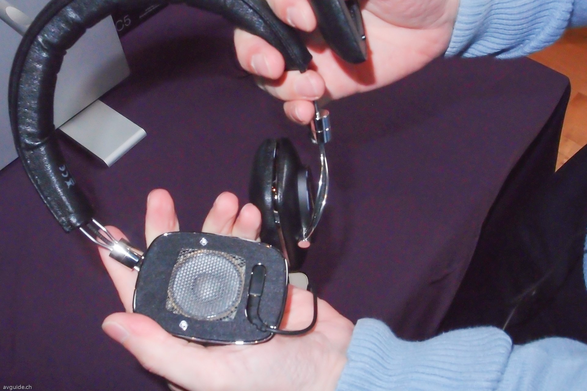 Dazu gehören die überarbeiteten C5 In-Ear-Kopfhörer sowie die zweite Generation der schon jetzt legendären P5 On-Ear-Kopfhörer. Das spezielle der P5 S2 ist die Verwendung eines "richtigen" Lautsprecherchassis in der Hörmuschel wie im Bild ersichtlich.