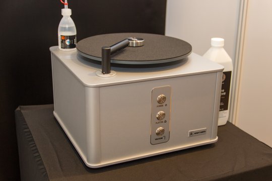 Unverzichtbar für Vinylliebhaber: die Plattenwaschmaschine.