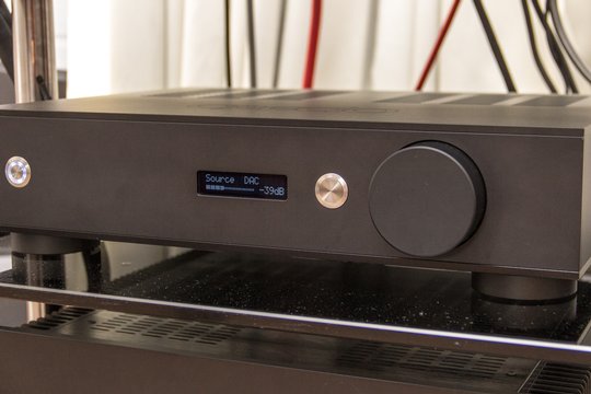 Und nochmals High-End Audio handgefertigt in der Schweiz. Credo erstellt in Basel exquisite Elektronik und Lautsprecher. Im Bild die rein passive Vorstufe thePre mit Ausgangsübertrager aus reinem Silberdraht. Preislich orientiert man sich an sehr solventer Kundschaft.