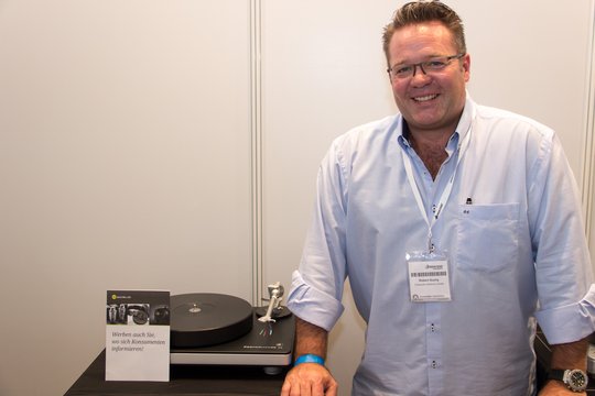 Robert Suchy führte Clearaudio erfolgreich in die Neuzeit. Peter Suchy, sein Vater, entwickelte einst die ersten Moving-Coil-Tonabnehmer. Inzwischen bietet Clearaudio vom Laufwerk bis zur Phono-Vorstufe alles im Bereich Vinyl an.