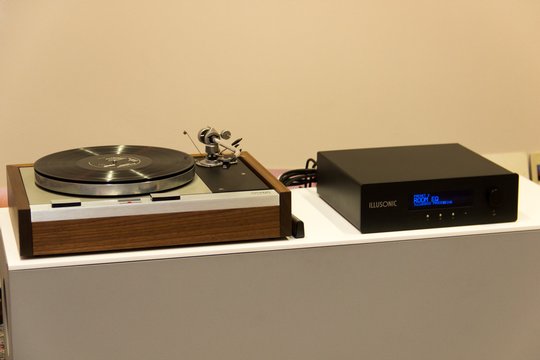 Kontraste machen das Leben reizvoll. Bei Klangwerk wurde mit einem Thorens Plattenspieler TD 125 mit SME 3009 Tonarm aus den Achtzigern und dem wohl modernsten digitalen Audio Prozessor von Illusonic vorgeführt.