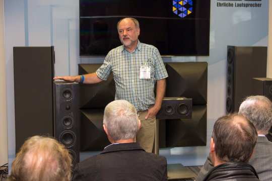 Informationen vom Entwickler aus erster Hand sind immer extrem spannend. Günther Nubert erläutert und präsentiert die nuVero. Ein sehr pegelfester Lautsprecher mit erstaunlichem Tiefgang.