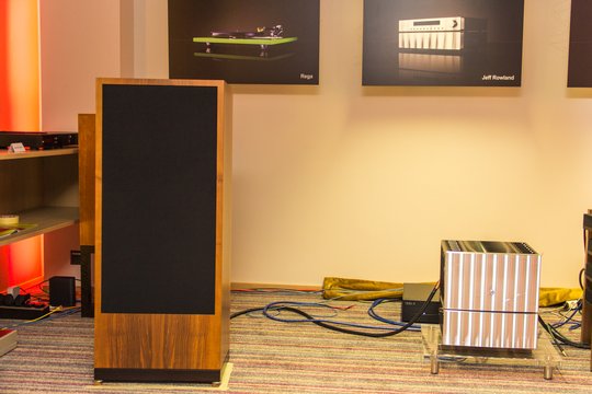 Das ist klassisches High End Audio ohne Kompromisse an den Lifestyle. Jeff Rowland Elektronik und Spendor Lautsprecher. Die Gehäuseform folgt dem 