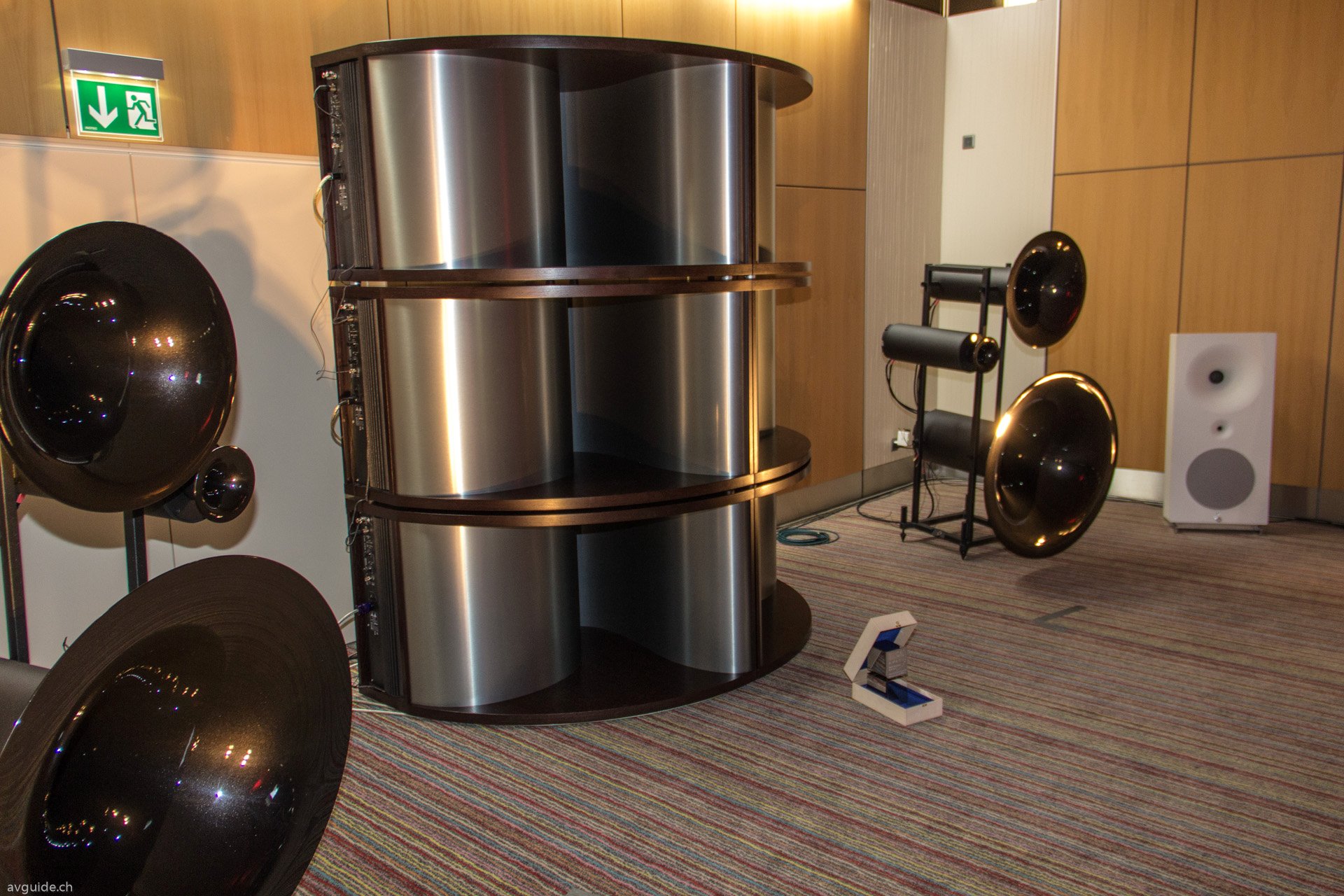 Grosses Kino bei Avantgarde Acoustics. Das riesige aktive Basshorn ist einzigartig. Wie sich jedoch zeigte: Ein nicht einfach abzustimmendes Gesamt-System.