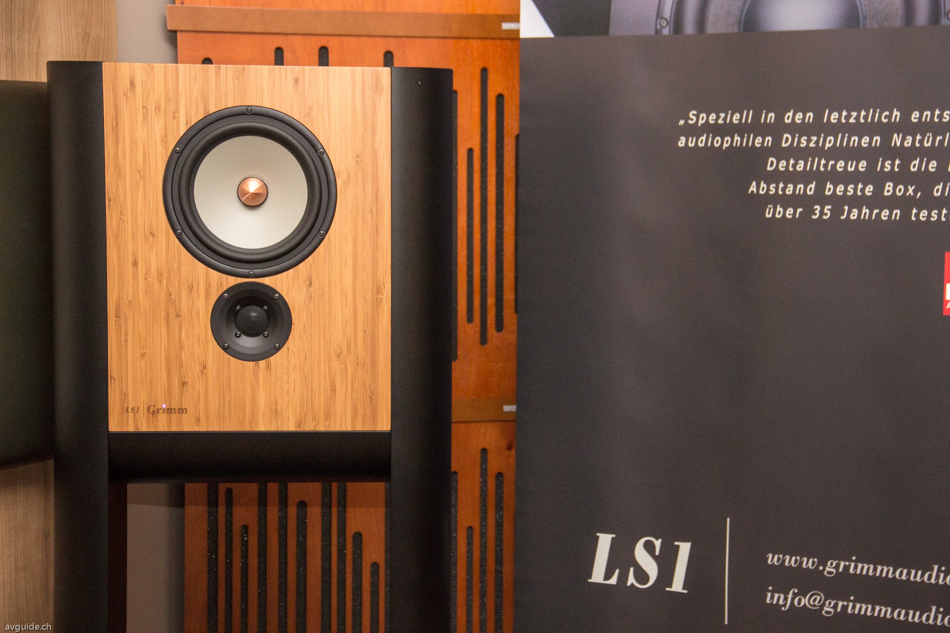 Ein Highlight des Messe waren die Vorführungen an der Grimm 1. Der Signalfluss zu den direkt angesteuerten Lautsprecherchassis wird per digitalem Signalprozessor überwacht. Das Ergebnis ist eine kompromisslos präzise Wiedergabe sowohl auf der Zeitebene als auch in der räumlichen Abstrahlung.