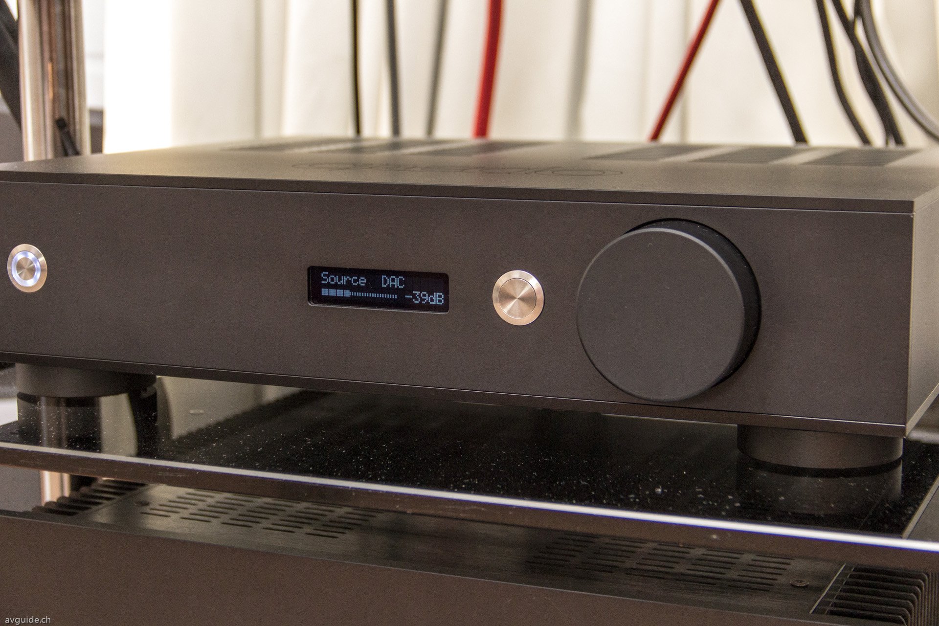 Und nochmals High-End Audio handgefertigt in der Schweiz. Credo erstellt in Basel exquisite Elektronik und Lautsprecher. Im Bild die rein passive Vorstufe thePre mit Ausgangsübertrager aus reinem Silberdraht. Preislich orientiert man sich an sehr solventer Kundschaft.