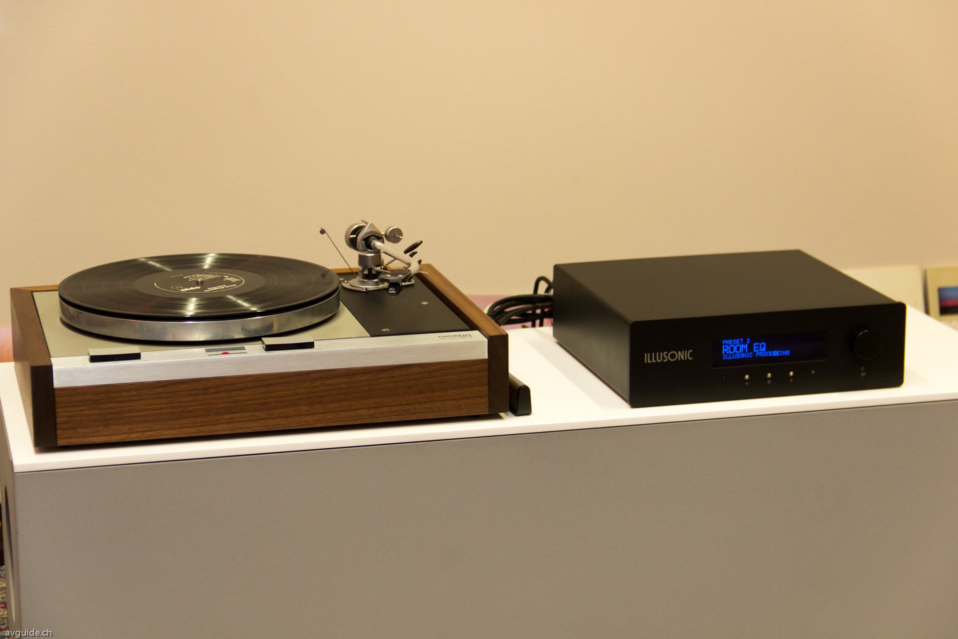 Kontraste machen das Leben reizvoll. Bei Klangwerk wurde mit einem Thorens Plattenspieler TD 125 mit SME 3009 Tonarm aus den Achtzigern und dem wohl modernsten digitalen Audio Prozessor von Illusonic vorgeführt.