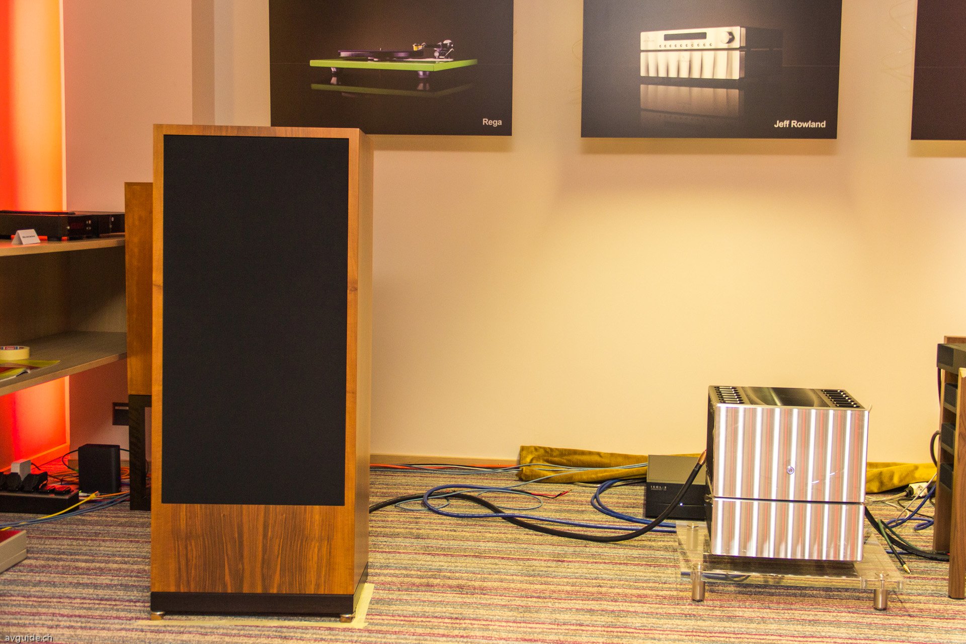 Das ist klassisches High End Audio ohne Kompromisse an den Lifestyle. Jeff Rowland Elektronik und Spendor Lautsprecher. Die Gehäuseform folgt dem "goldenen Schnitt", grosseflächige Membranen sorgen für Tiefbassvolumen bei minimalen Treiberauslenkungen. Echtes "good-old HiFi". Faszinierend und erfrischend. Klanglich ein Grund zum Verweilen und Geniessen.