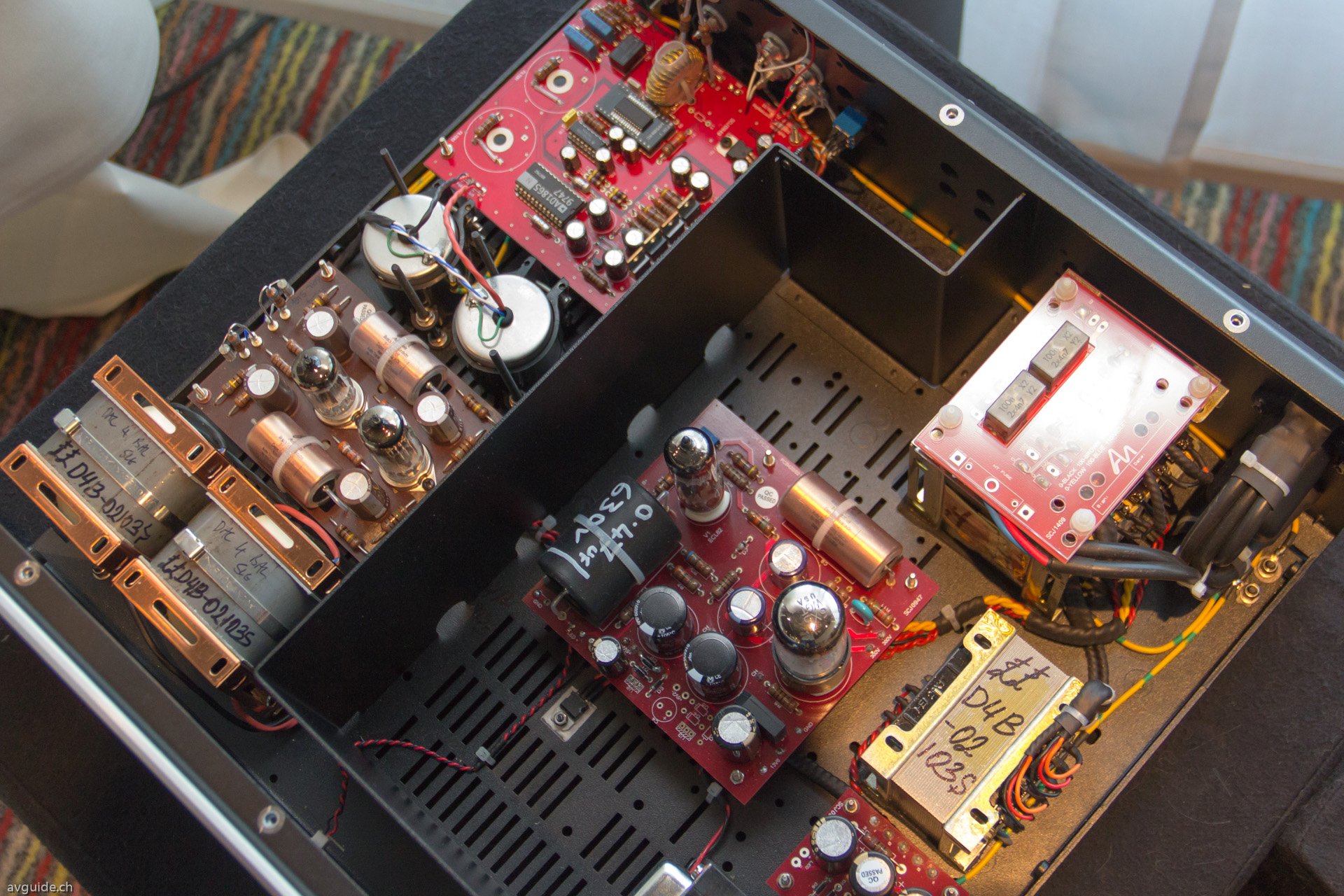 und natürlich den legendären Röhren-DAC. Wie üblich bei Audio Note erfolgt die Montage, Verdrahtung und der Zusammenbau von Hand.
