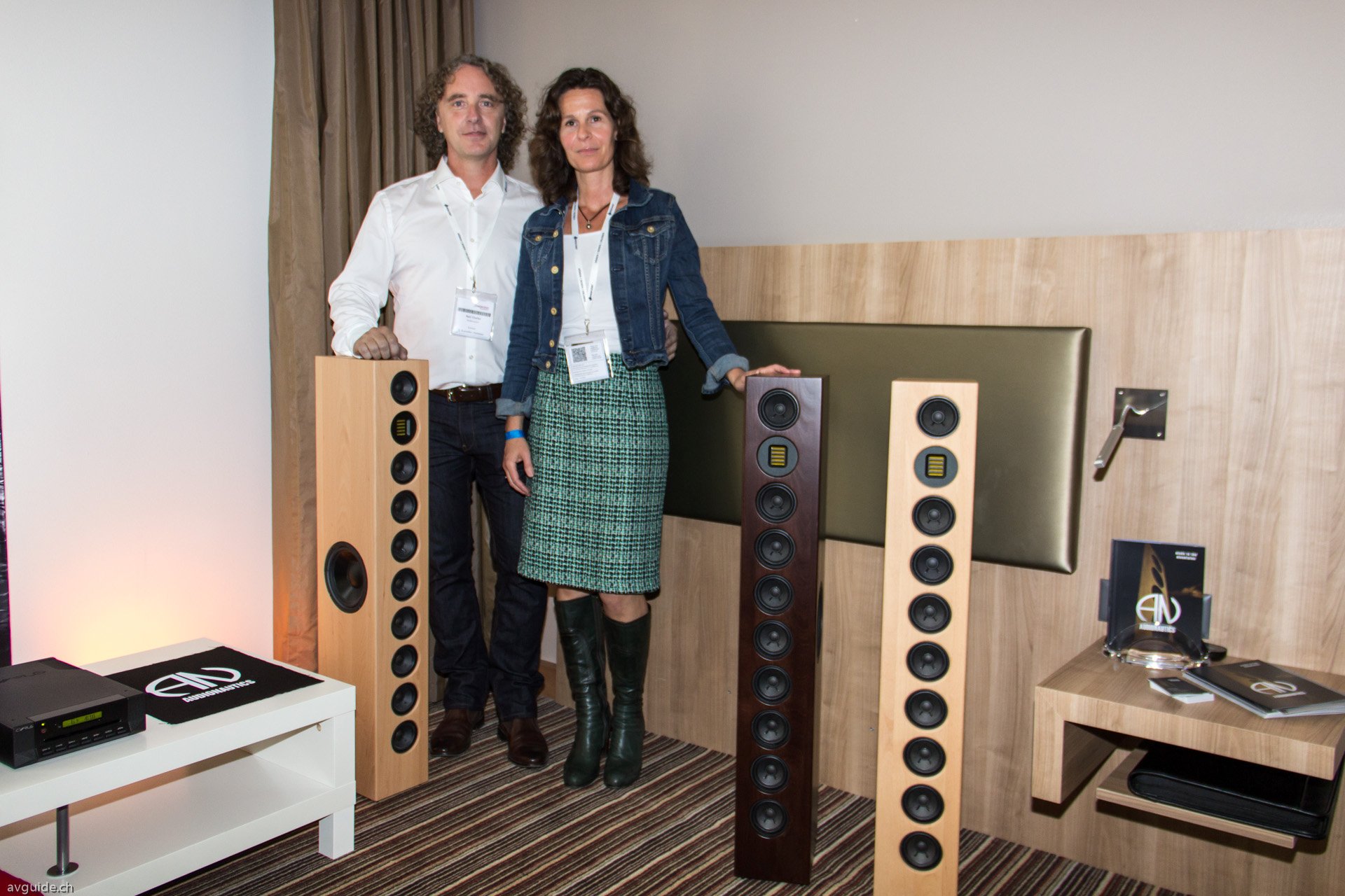 Audionautics ist ein kleines Schweizer Unternehmen. Die Lautsprecher werden aus massivem 19 mm Buchenholz von Hand auf Bestellung gefertigt. Das Multitreiber-Array soll gerade bei leisen Lautstärken seine Vorteil haben. Uns gefiel die Vorführung klanglich sehr gut.