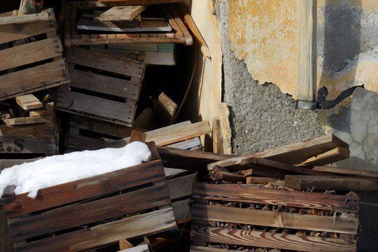 Feine Struktur des abbröckelnden Verputzes, etwas überbelichtet der Schnee