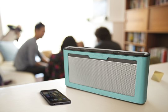 Soundlink nennt Bose auch die kabellosen Lautsprecher. Dank ausgereifter Signalverarbeitung bieten sie eine erstaunliche Klangfülle, auch wenn sie ...