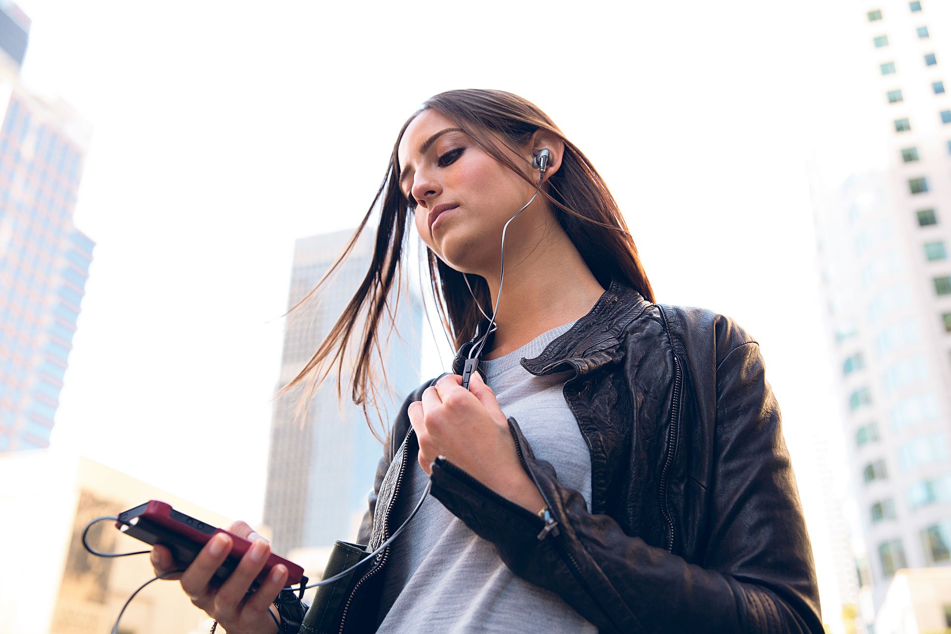Doch Bose ging einen Schritt weiter und integrierte die Geräuschreduktion auch im In-Ear-Hörer QC20.