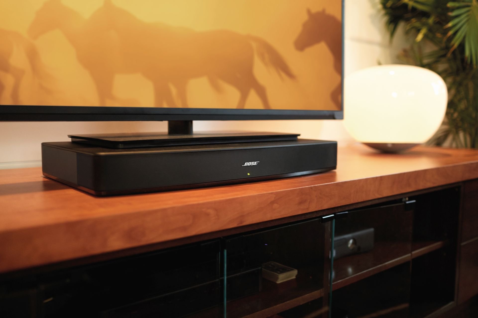 Bose forscht und entwickelt im Stillen. Plötzlich ist ein Produkt da, das durchdacht ist, dem Nutzer einen klaren Mehrwert bietet und damit einen Trend einleitet - wie der Lautsprecher für unter den Fernseher, der die akustische Situation des TVs deutlich verbessert.