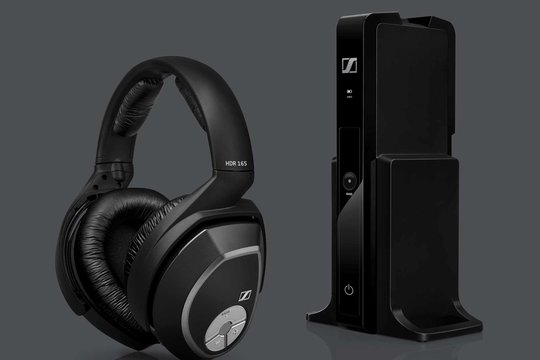 Für die RS-Serie verwendet Sennheiser eine neue digitale Übertragungstechnologie. Sie verspricht zu Hause störungsfreie Musikübertragung bei grosser Reichweite. Hier der RS 165 für groovige Bass-Sounds.