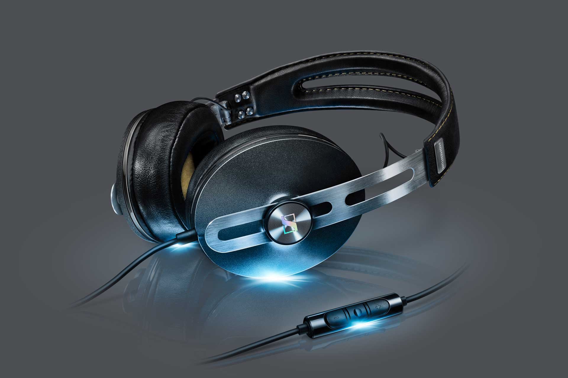 Die neuen Kopfhörer von Sennheiser halten an bewährtem Fest und ergänzen es um aktuelle Features. Bei den kabelgebundenen Momentum - hier der grosse Momentum II Around Ear - ist insbesondere der Tragekomfort erhöht worden.