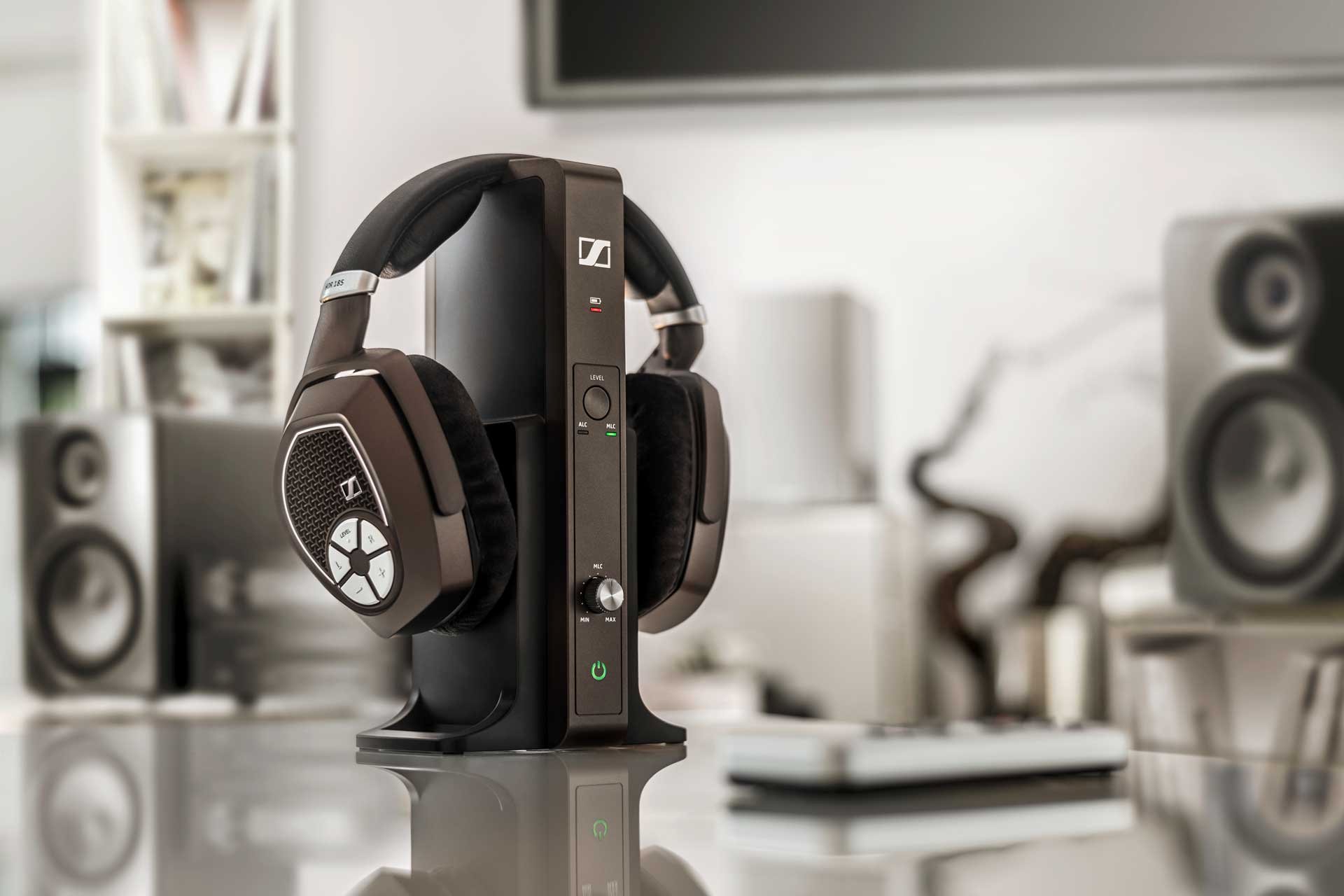 Während der RS 175 sich mit seinen virtuellen Surround-Modi vor allem an Filmfreunde wendet, richtet sich der hier abgebildete RS 185 mit seiner offenen Konstruktion mehr an HiFi-Liebhaber.