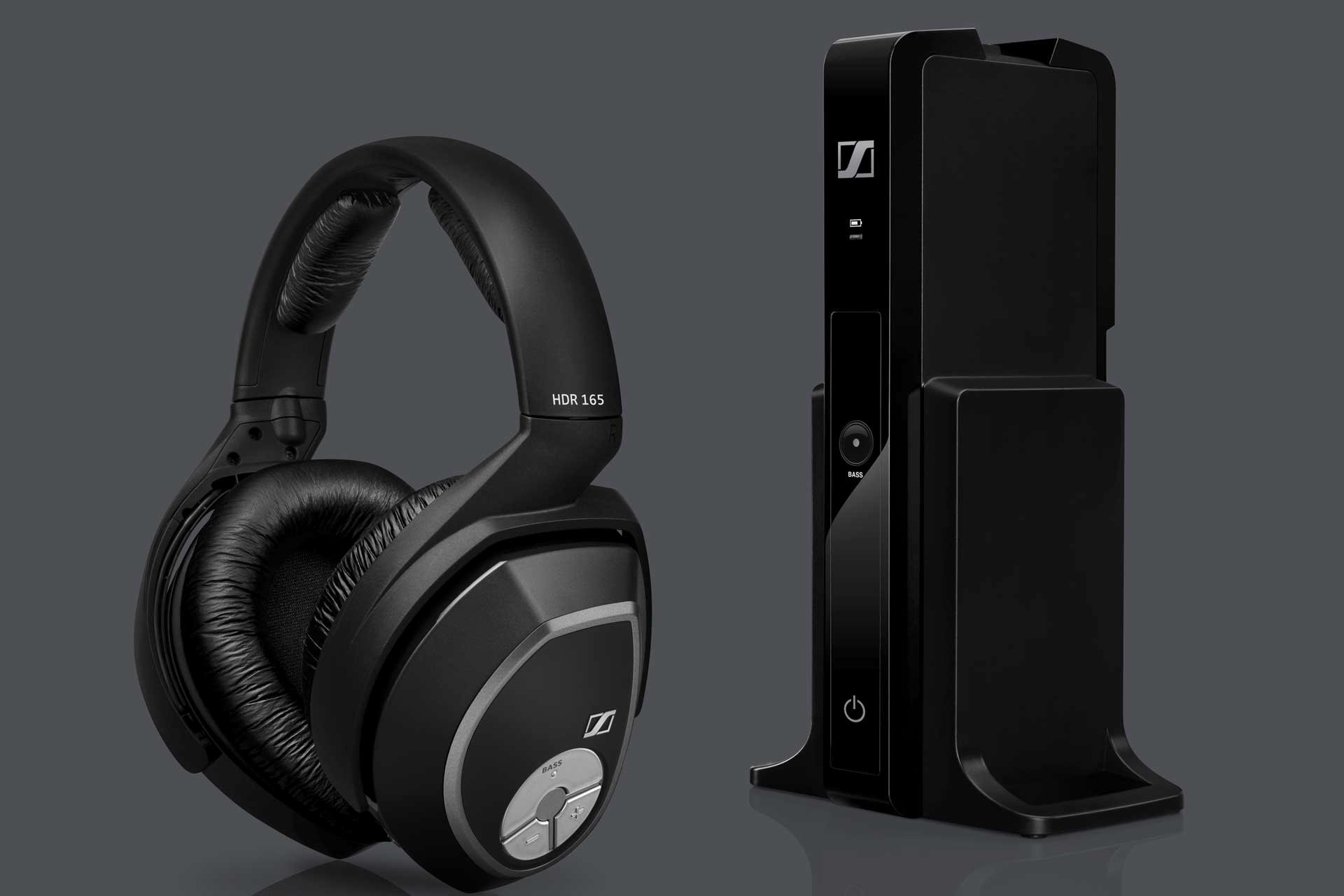 Für die RS-Serie verwendet Sennheiser eine neue digitale Übertragungstechnologie. Sie verspricht zu Hause störungsfreie Musikübertragung bei grosser Reichweite. Hier der RS 165 für groovige Bass-Sounds.
