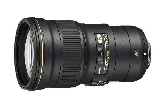 Das AF-S Nikkor 300mm 1:4,0 E PF ED VR mit F-Bajonett verfügt über eine Phasen-Fresnel-(PF-) Linse. Dank ihr konnten Gewicht und Grösse des Objektivs verringert werden.