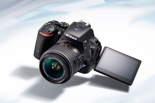 Die D5500 von Nikon hat ein dreh- und schwenkbares Display, das berührungsempfindlich ist. Die gemäss Hersteller schnelle Reaktion des Touch-Screens hilft bei der Bedienung.