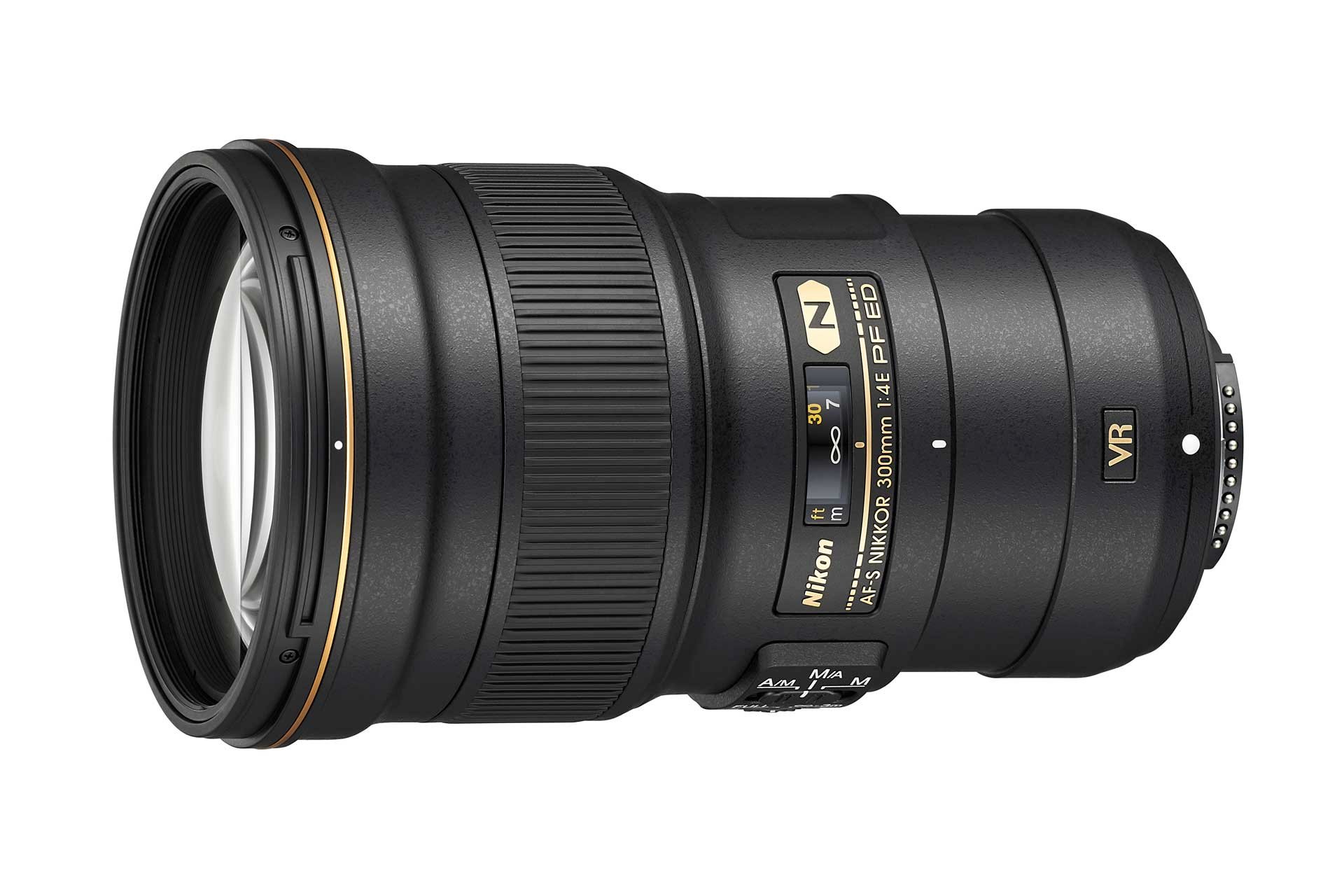 Das AF-S Nikkor 300mm 1:4,0 E PF ED VR mit F-Bajonett verfügt über eine Phasen-Fresnel-(PF-) Linse. Dank ihr konnten Gewicht und Grösse des Objektivs verringert werden.