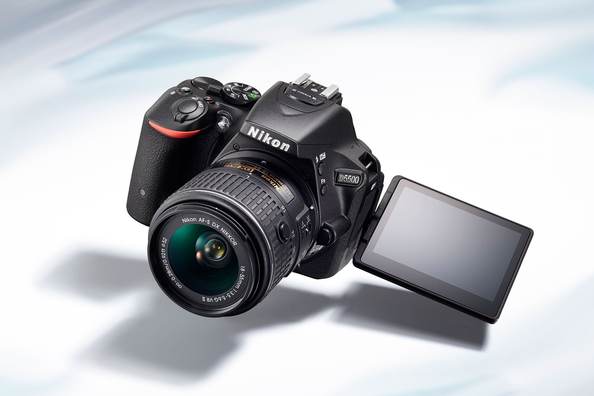 Die D5500 von Nikon hat ein dreh- und schwenkbares Display, das berührungsempfindlich ist. Die gemäss Hersteller schnelle Reaktion des Touch-Screens hilft bei der Bedienung.