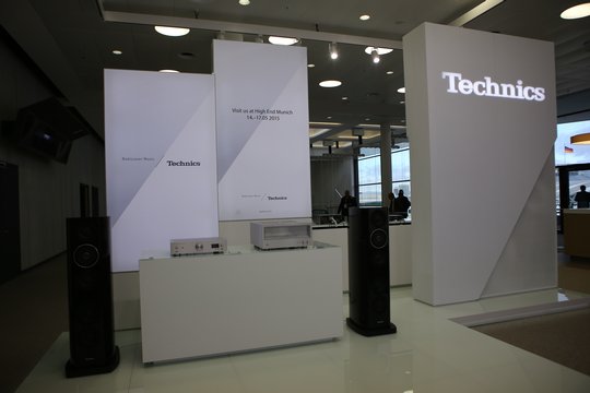 Genug der Kulinarik. Zurück zur Stimulation anderer Sinne: Mit Technics hat Panasonic an der IFA 2014 eine Trendmarke im Audiobereich wieder auferstehen lassen.