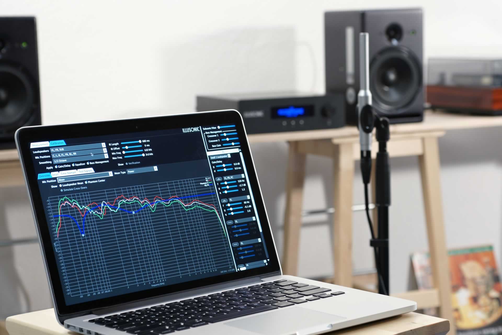 Illusonic: Christof Faller von Illusonic zeigt die Leistungsfähigkeit ihrer modernen Audioprozessoren direkt an Studio-Monitoren von PSI-Audio. Vorgeführt wird wie Lautsprecher optimal an den Raum angepasst werden und weitere innovative Features der Geräte.