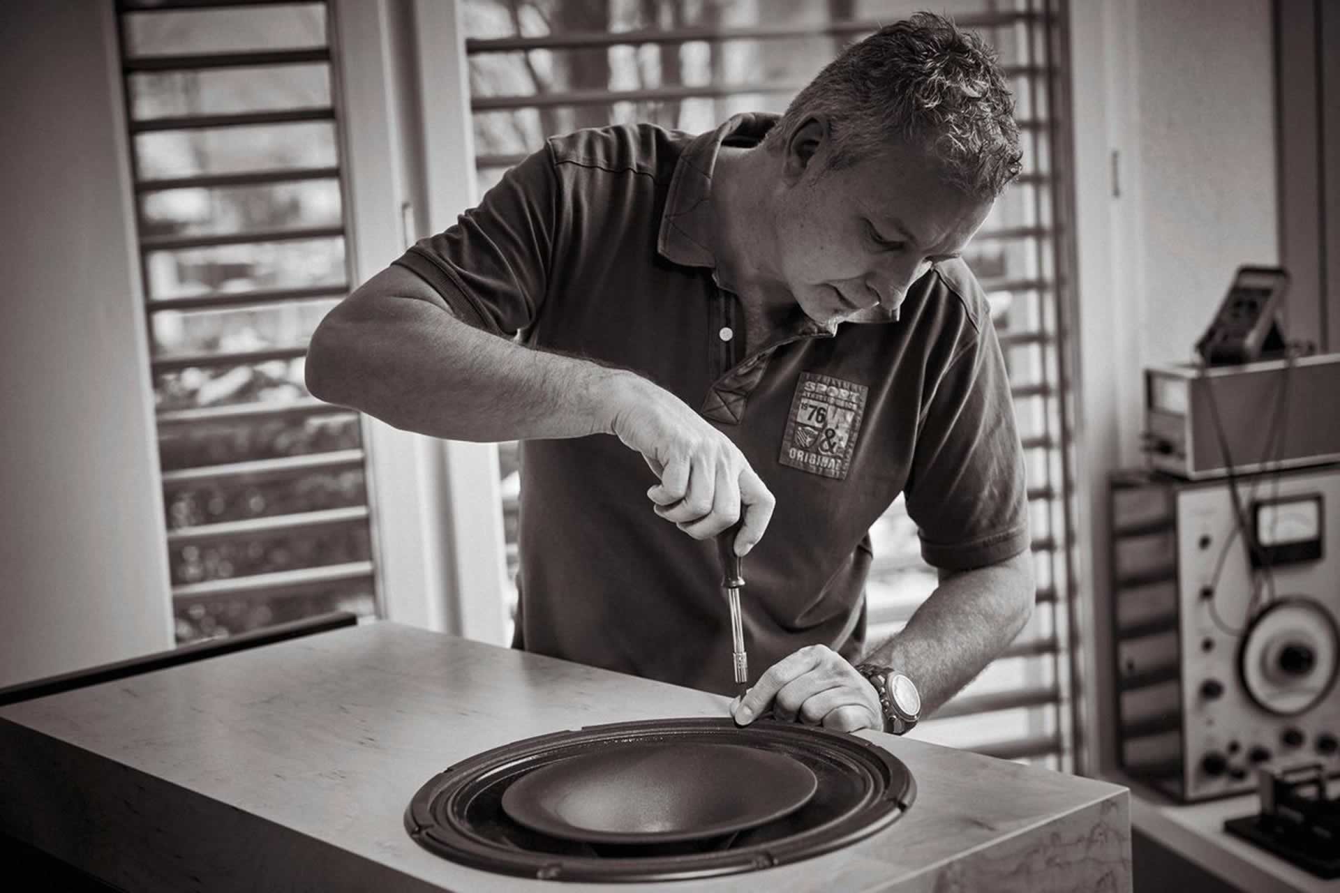 Tobian Sound Systems: Günter Tobian ist Soundaholic, ein kreativer Tüftler und Techniker mit dem Händchen für das gewisse Etwas. Er baut mit einem Netzwerk von spezialisierten Zulieferern komplette Musikanlagen, handwerklich perfekt und klanglich einzigartig.