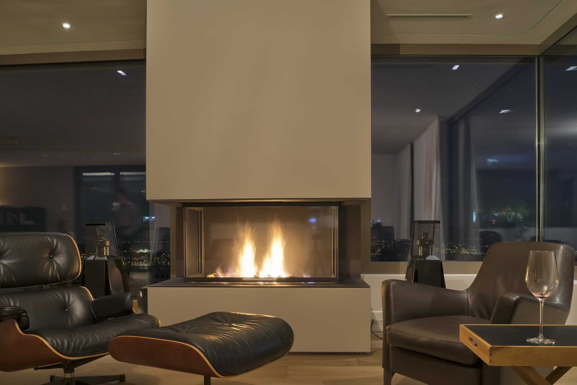 Design und Ton AG: Marcel Gahler leitet die High-End Abteilung der design und ton ag. Im Schloss verführt er die Besucher mit dem aussergewöhnlichen Radialstrahler MBL126 aus Berlin unter anderem im Zusammenspiel mit der brandneuen Streamer-Vorstufe NAC N 272 von Naim.