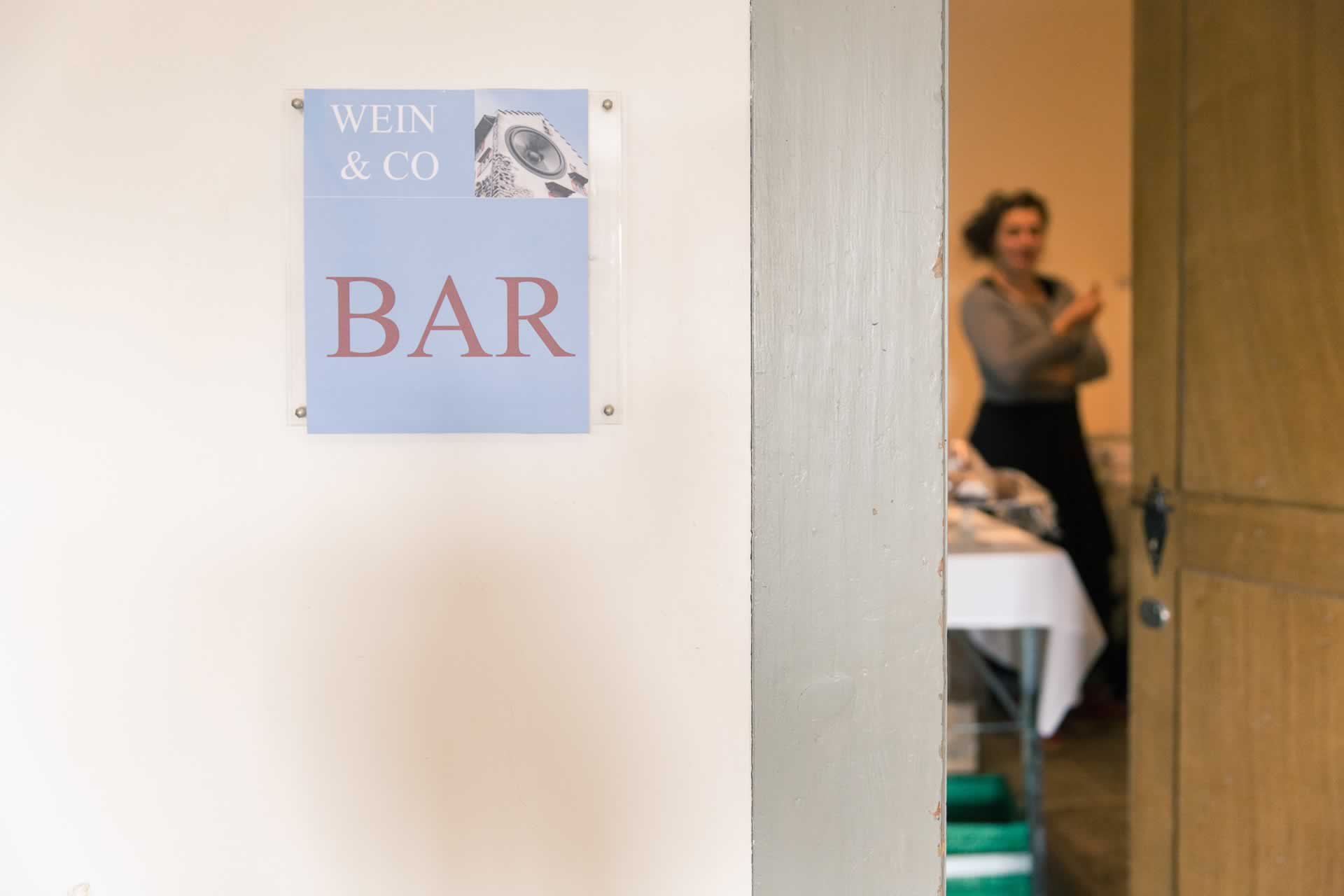 Wein und Co: Für Speis und Trank sorgt wieder die Equipe von Wein und Co. aus Uster. Prosit und willkommen im Schloss!