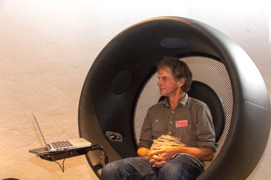 Mal mitten im Kopfhörer sitzen. Der Sonic Chair macht es möglich. Ein neues Audioerlebnis.