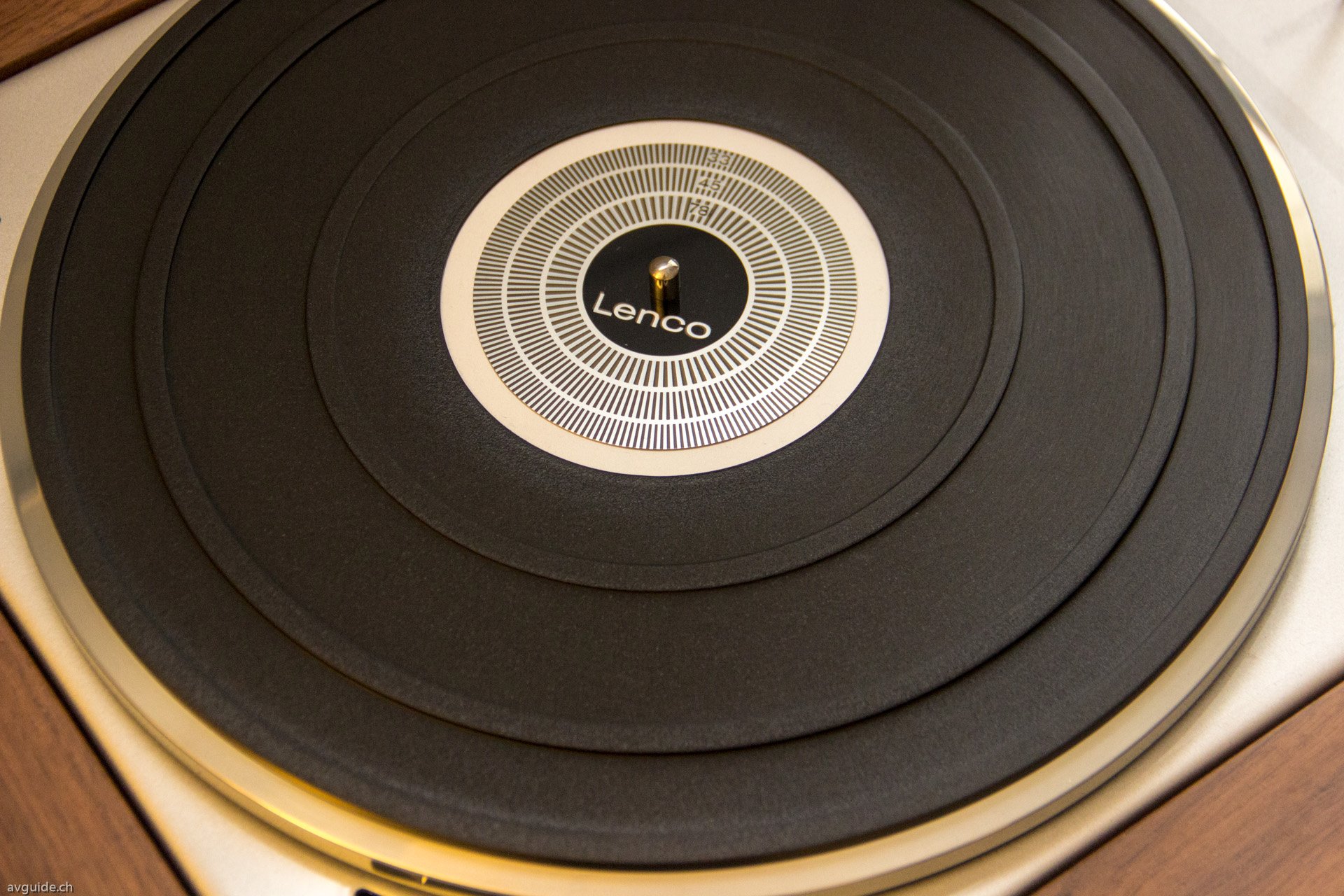 Neu revidiert Jürg Schopper mit den Lenco Plattenspielern eine weitere schweizerische Audio Legende. Erstaunlich, was einem von einem ehemaligen 300 CHF Lenco so entgegen spielt.