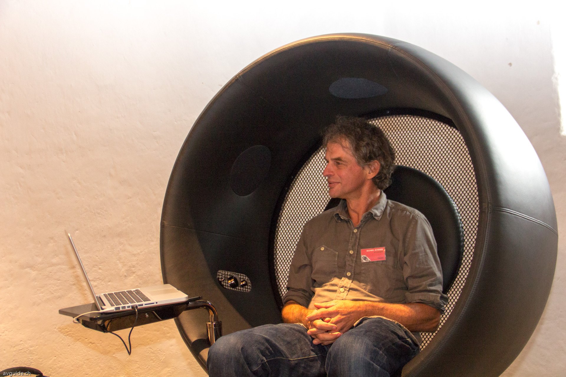 Mal mitten im Kopfhörer sitzen. Der Sonic Chair macht es möglich. Ein neues Audioerlebnis.