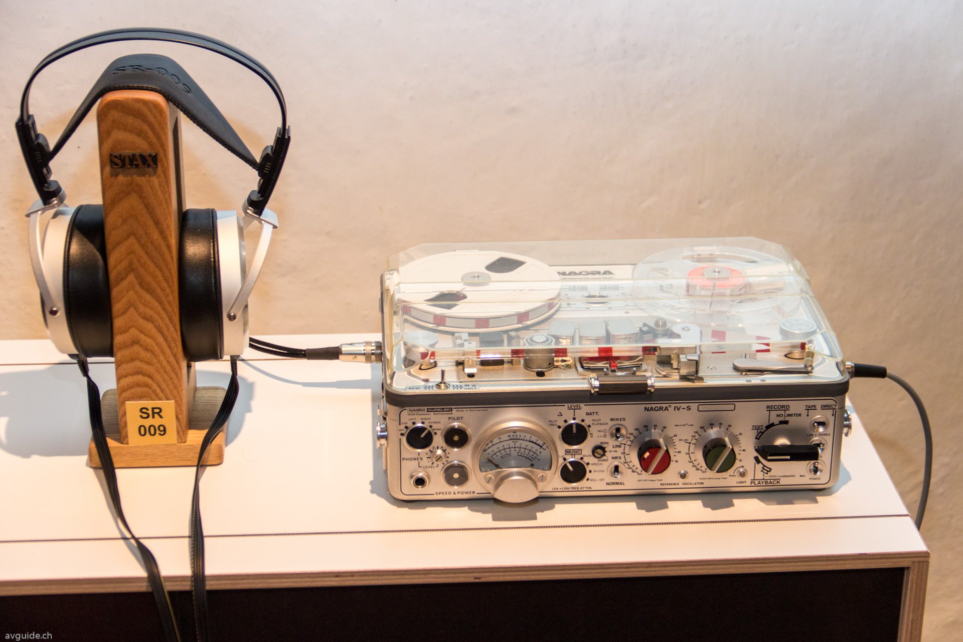 Dank Pawel Acoustics sind die Stax Kopfhörer wie der SR009 in der Schweiz wieder erhältlich. Eine Augenweide ist das Nagra IV-S. - eines der ersten professionellen mobilen Stereo-Aufnahmegeräte aus den frühen Siebzigern.