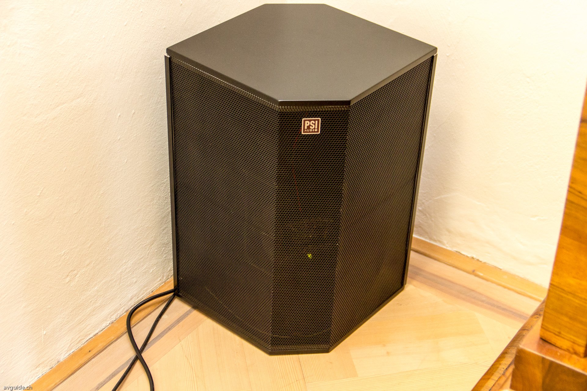 Ein Highlight und echtes Novum: Der PSI-Audio Bassabsorber ist das Ergebnis eines Forschungsprojektes der UNI Genf und der ETH Lausanne. Die Absorption ist verblüffend effizient.