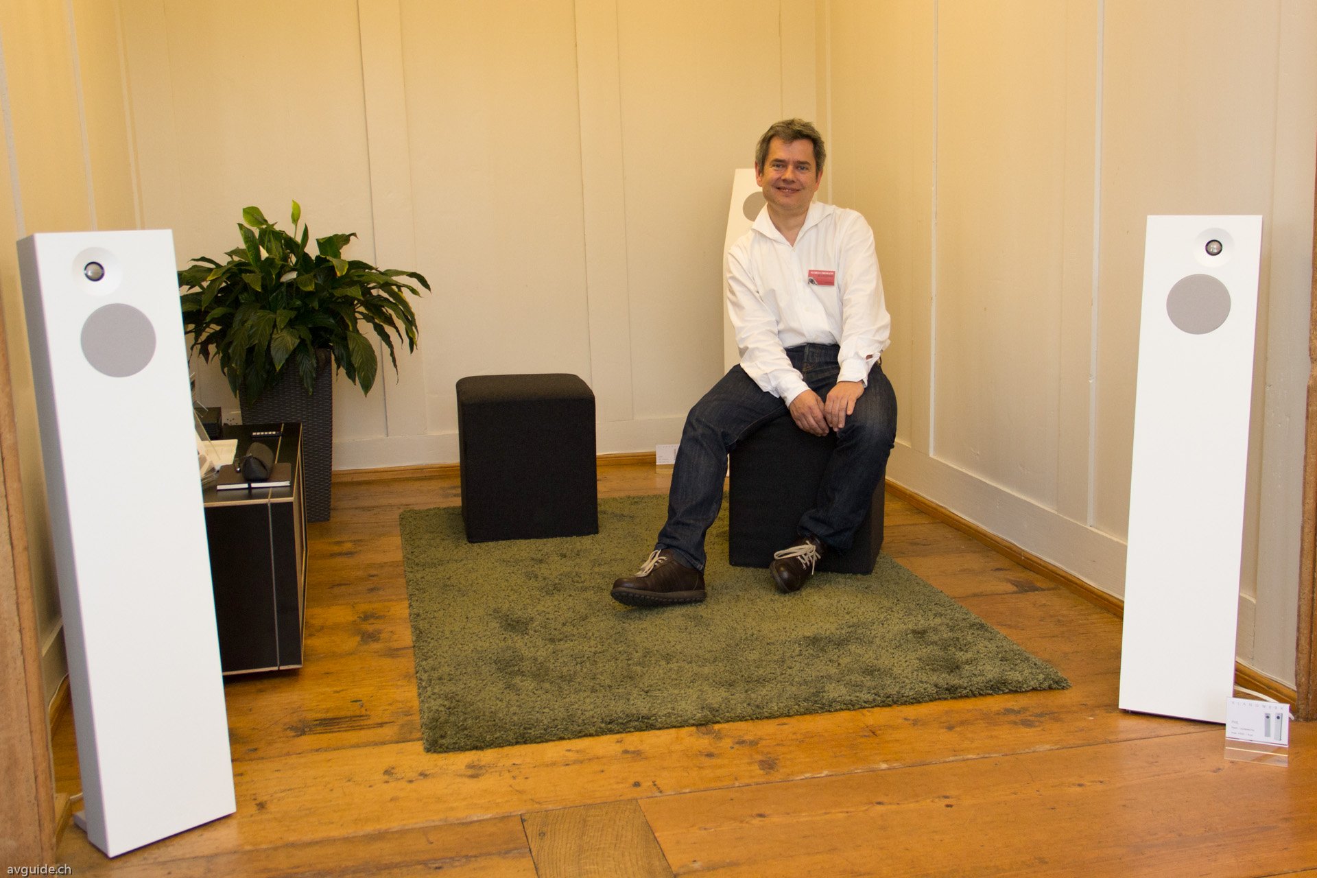 Markus Thomman vom Klangwerk ist Spiritus rector des Klangschlosses. Aber auch Designer und Entwdkler von umgemein formschönen Lautsprechern. Im Bild die schlanke Phil. 