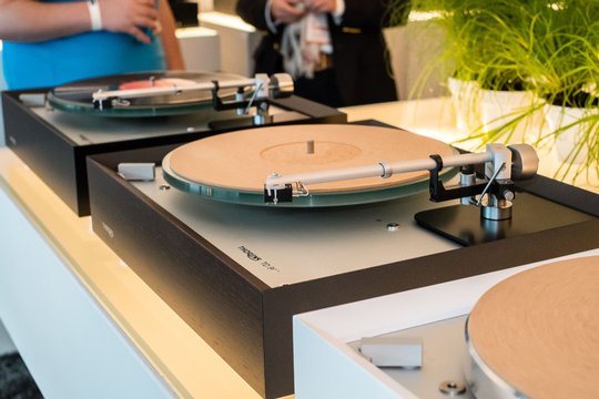 Mit der brandneuen TD 900er Serie bietet Thorens im gehobenen Preissegment wieder echte Subchassis-Plattenspieler an. 3 Modelle sind ab Herbst verfügbar.