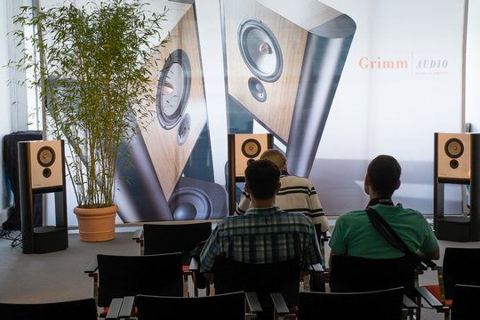 Grimm Audio wagte eine 5-Kanal Vorführung mit grossartigen Mehrkanal-Aufnahmen. Der Aufwand ist gross, aber es zeigt sich, wozu diese Systeme in der Lage sind. Das Raumgefühl ist unübertroffen.