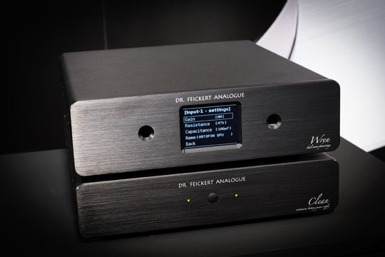 Kompromisslose Phono-Vorstufe Wren mit Akku-Netzteil von Dr. Feickert Analogue. Die Anpassungen an die Tonabnehmer können mit Fernsteuerung vom Hörplatz aus programmiert und gespeichert werden.