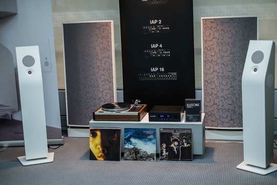 Ella-Aktivlautsprecher und Illusonic Prozessor für optimalen Raumklang in Stereo. Klangwerk macht Musik, die gefällt.