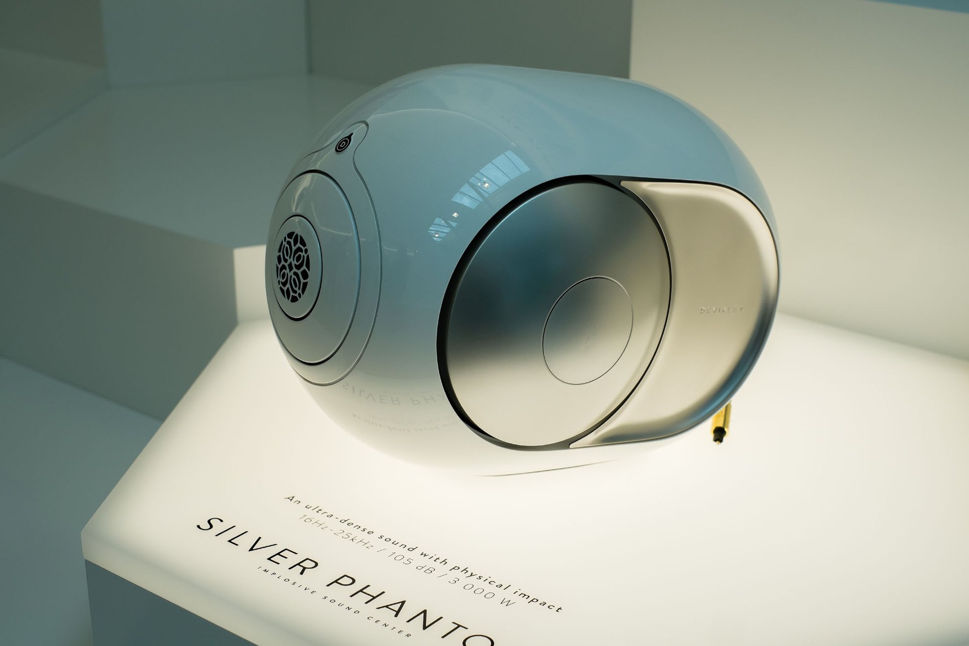 Phantom und Silver Phantom von Devialet: Eher für U-Musik geeignet aber sehr beeindruckende Tiefton-Wiedergabe. 