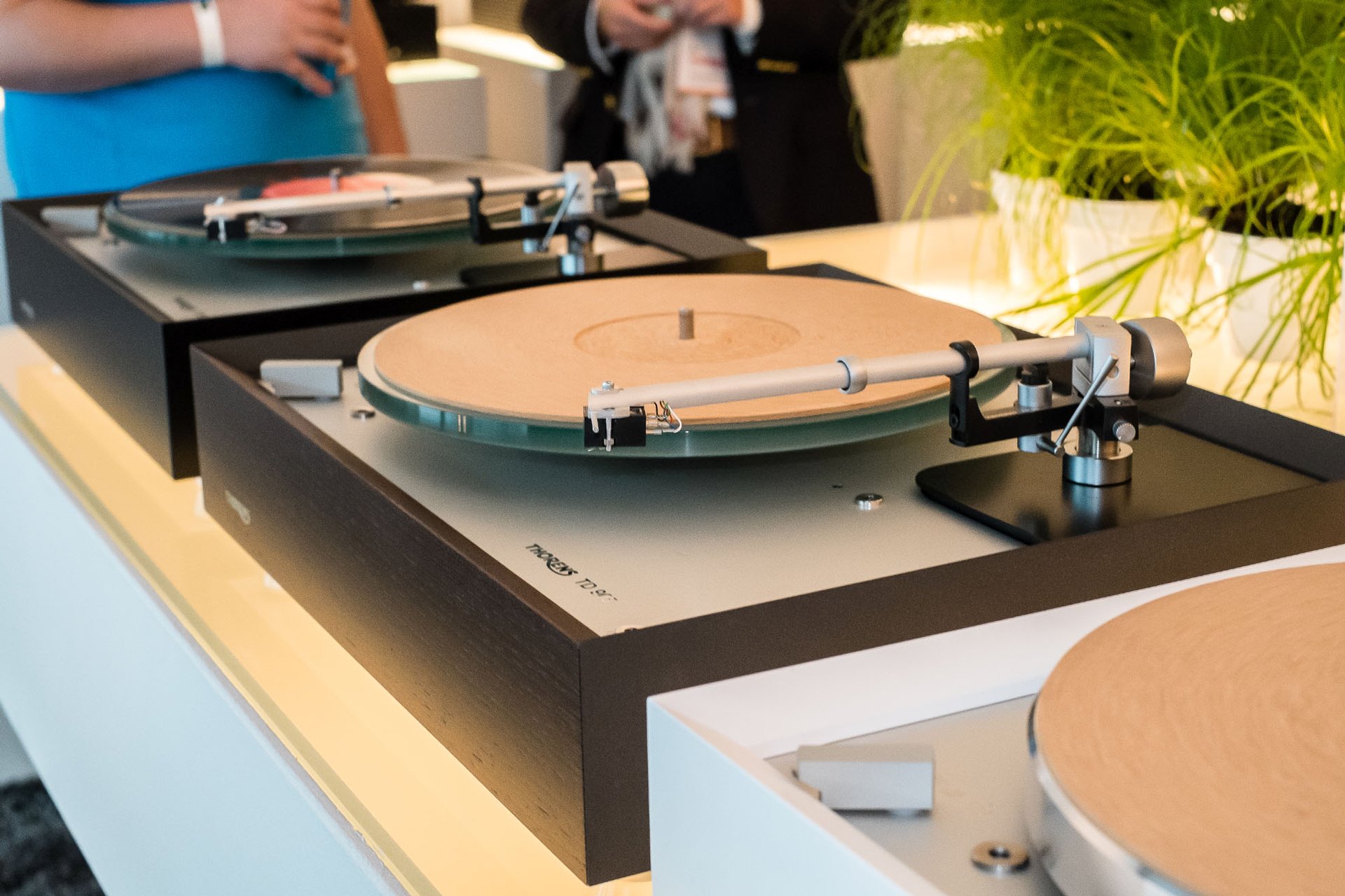 Mit der brandneuen TD 900er Serie bietet Thorens im gehobenen Preissegment wieder echte Subchassis-Plattenspieler an. 3 Modelle sind ab Herbst verfügbar.