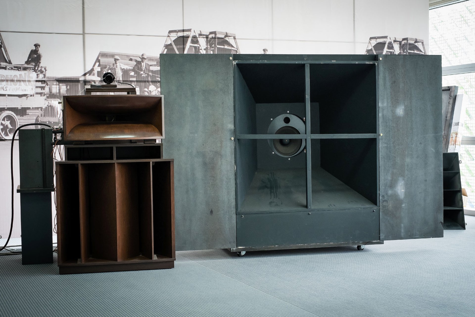 Silbatone präsentierte die eindrücklichen Cinema System Lautsprecher von Western Electric aus dem Jahr 1932 mit ihrer Röhren-Elektronik. 2 Watt reichen für 200 Leute...