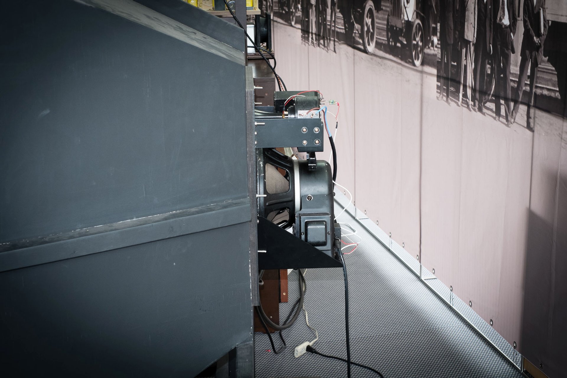 Die Field-Coil-Treiber haben Elektromagneten und brauchen eine Stromversorgung. Ein bewegendes Musikerlebnis, aber nicht so richtig Wohnzimmer-tauglich.