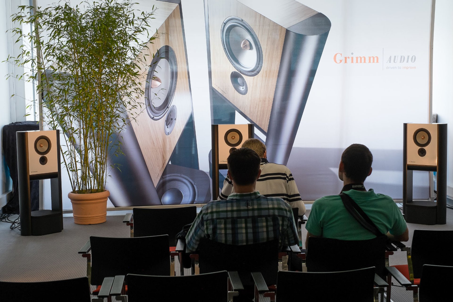 Grimm Audio wagte eine 5-Kanal Vorführung mit grossartigen Mehrkanal-Aufnahmen. Der Aufwand ist gross, aber es zeigt sich, wozu diese Systeme in der Lage sind. Das Raumgefühl ist unübertroffen.