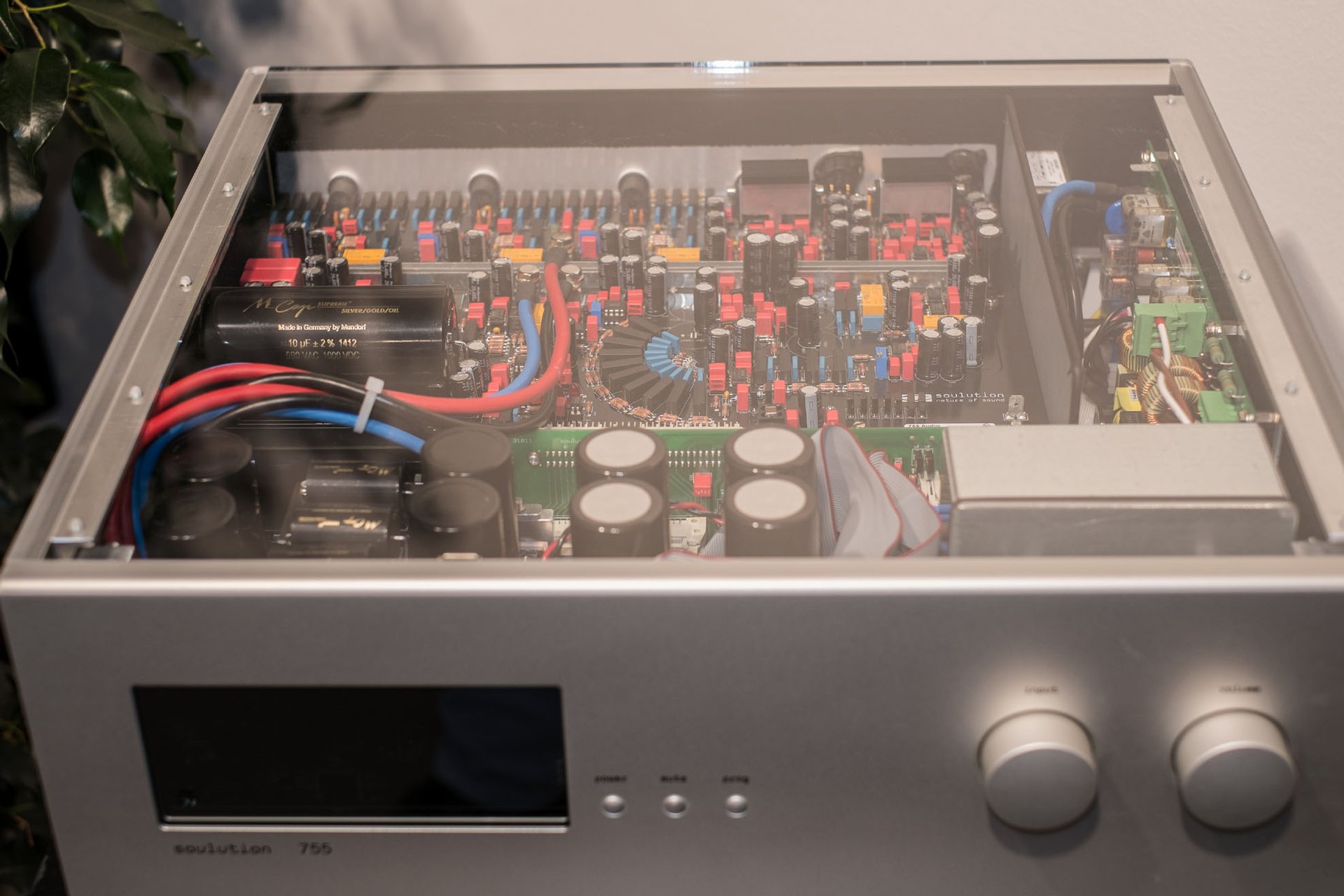 Die Glasplatte auf dem neuen 755 Phonovorverstärker von Soulution gewährt nur für Demo-Zwecke Einblick in das Gerät der Superlative.
