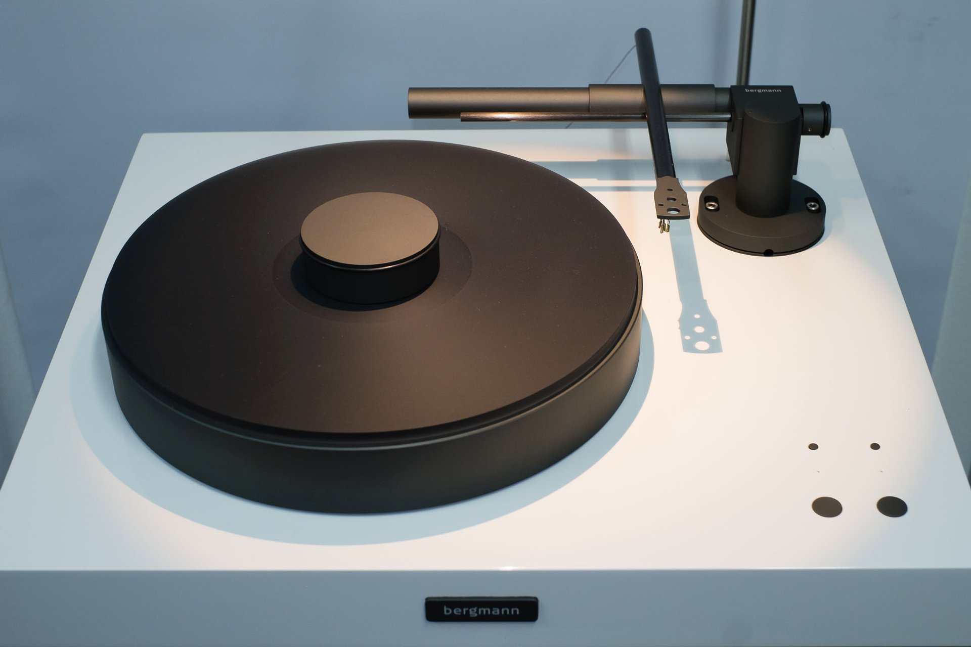 Ein wunderschöner Plattenspieler von Bergmann Audio aus Dänemark mit luftgelagertem Tangential-Tonarm.
