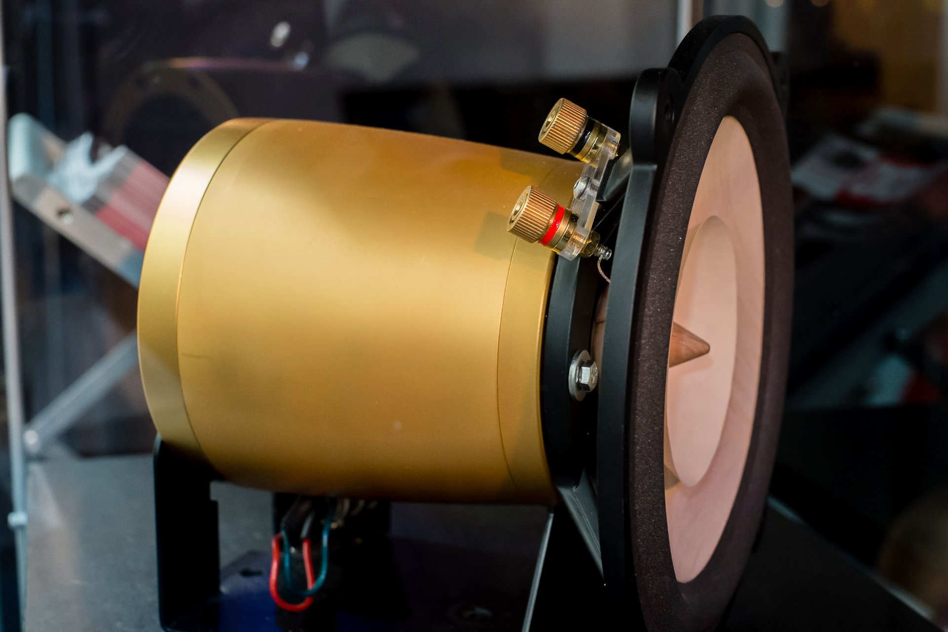 Der Field-Coil Breitbänder von Voxativ ist auch für den gehobenen Eigenbau zu kaufen. Der Elektromagnet braucht eine Stromversorgung.